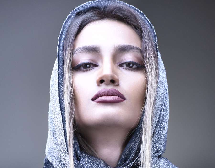 پرتره‌ی بیوتی زنی با کلاه بافتنی نقره‌ای
